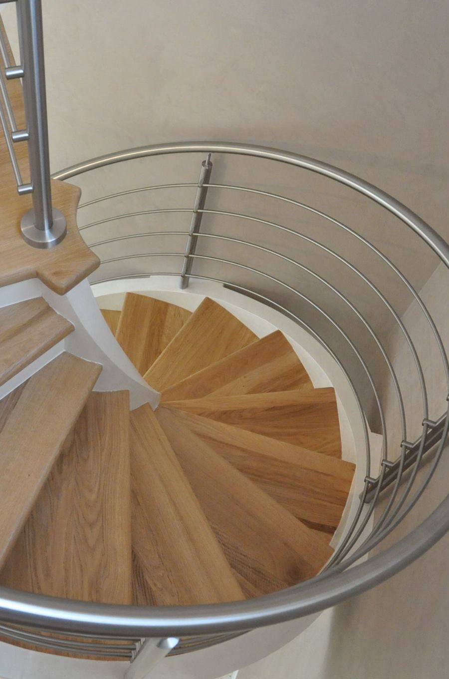 Scala elicoidale in acciaio inox e legno realizzata da Turra Srl