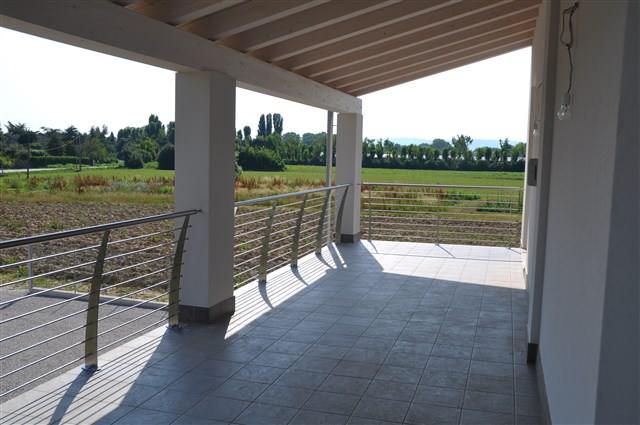 Parapetti in acciaio a Trento: sicurezza e design per case in montagna. Soluzioni resistenti ideali per il clima alpino.