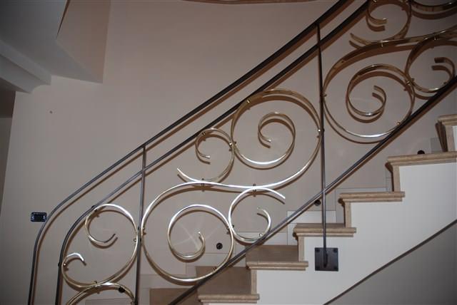 Parapetti in ferro battuto a Brescia: unione di tradizione artigianale e sicurezza moderna per valorizzare ogni ambiente con stile e solidità.