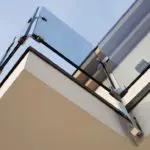 Un parapetto in vetro extra chiaro e acciaio inox