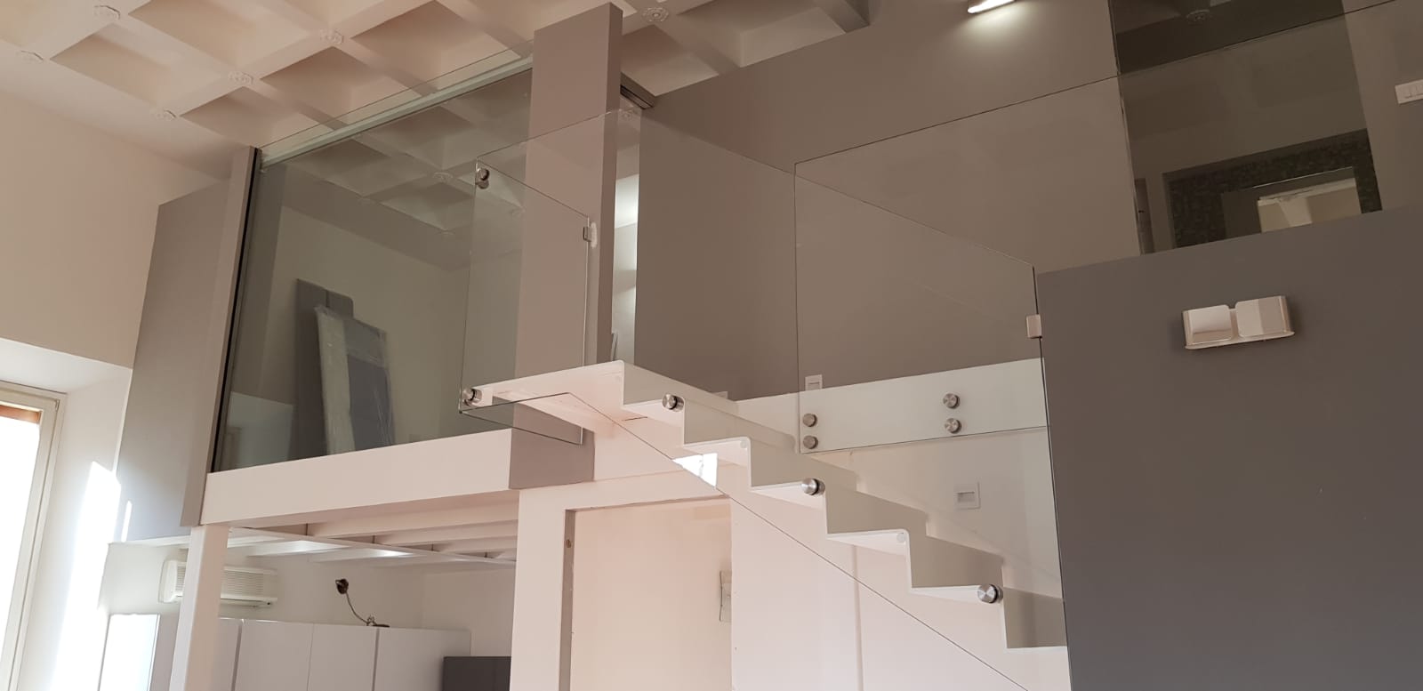 Pareti vetrate e parapetti di notevoli dimensioni all’interno di un appartamento signorile Ferrara