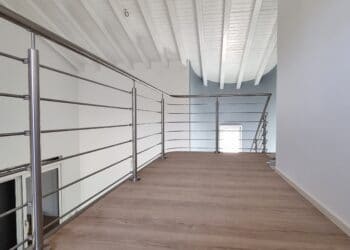 Scala a sbalzo con parapetto in acciaio inox satinato elicoidale e dritto. Tutte le parti dei tondini e corrimano sono saldati e satianti in opera.