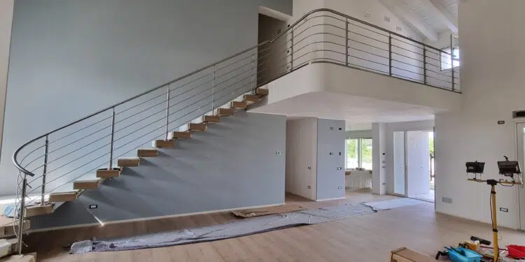 Scala a sbalzo con parapetto in acciaio inox satinato elicoidale e dritto. Tutte le parti dei tondini e corrimano sono saldati e satianti in opera.