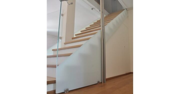 Installazione parapetti in vetro certificato a Vicenza: trasparenza senza rinunciare alla solidità