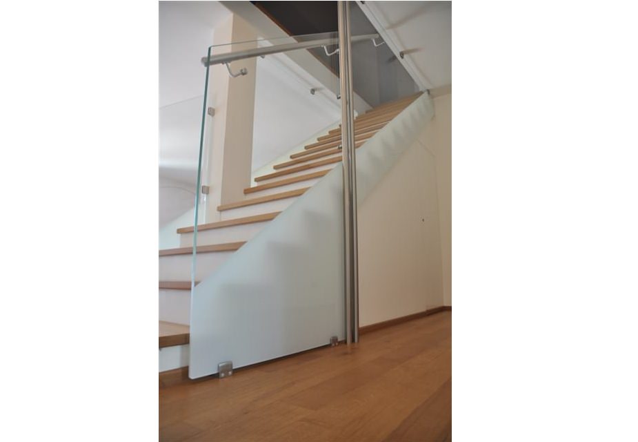 Installazione di parapetti in vetro certificato a Vicenza: eleganza e sicurezza per ogni ambiente, con materiali resistenti e design moderno.