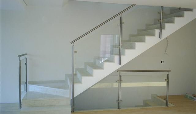 Parapetti in vetro a Milano: sicurezza e design moderno per la tua casa