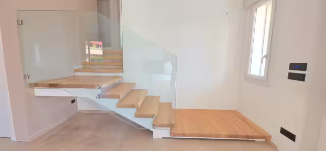 Scala a sbalzo con parapetto in vetro a Borgo Veneto (PD) a Borfo veneto - foto 2