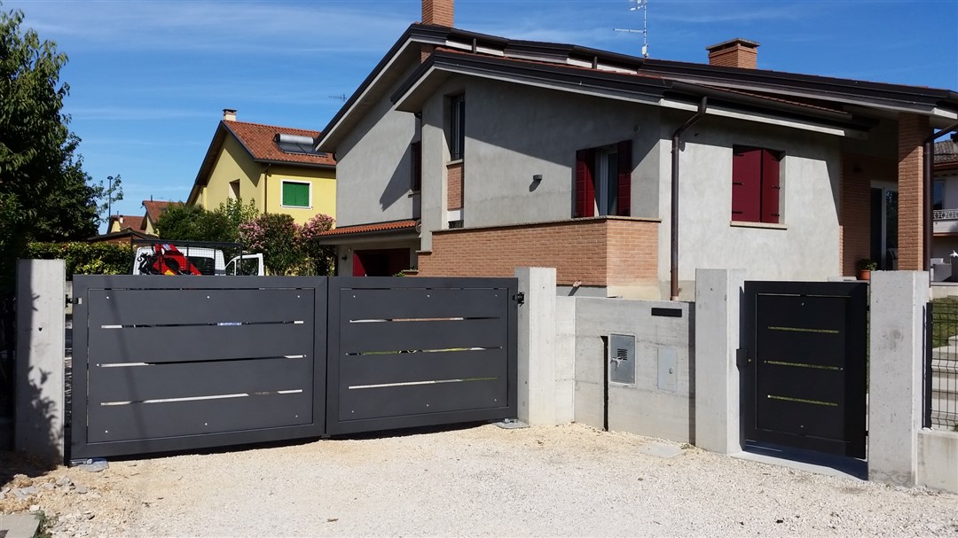B12-Cancello in lamiera con ferritoie