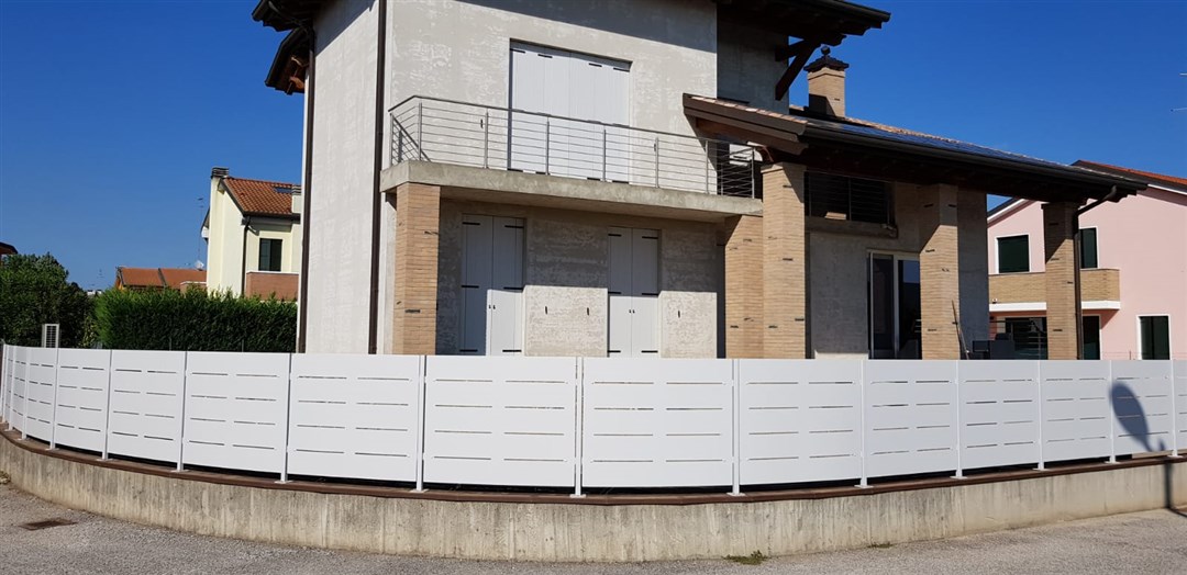 B33-Cancellata con lamiere calandrate