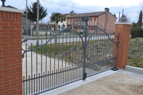 B26-Cancello carraio in ferro battuto