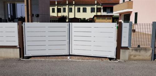 B32-Cancello carraio a due ante