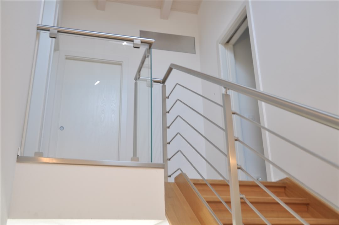 E29-Parapetto inox con balaustra in vetro