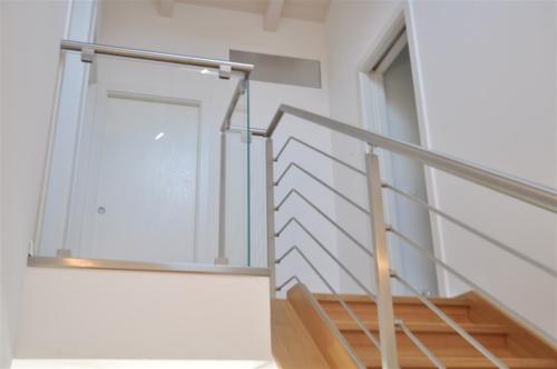 E29-Parapetto inox con balaustra in vetro