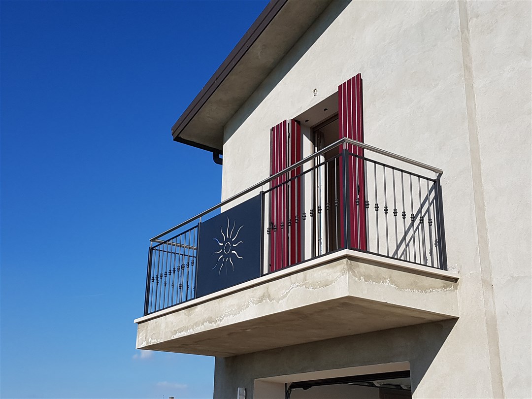 F08-Parapetto in ferro con corrimano inox