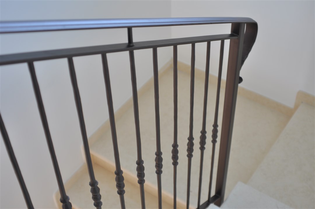 F26-Parapetto scala con paletti verticali