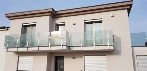 G13-Parapetto in vetro e montanti quadrati