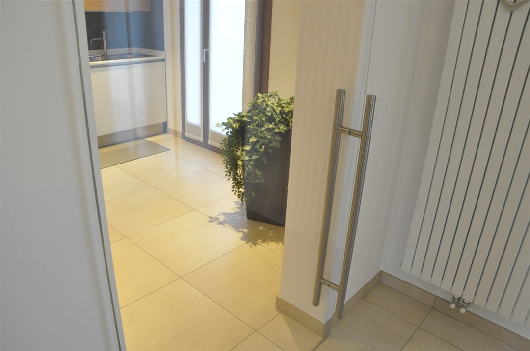 I02-Porta in vetro con maniglione inox