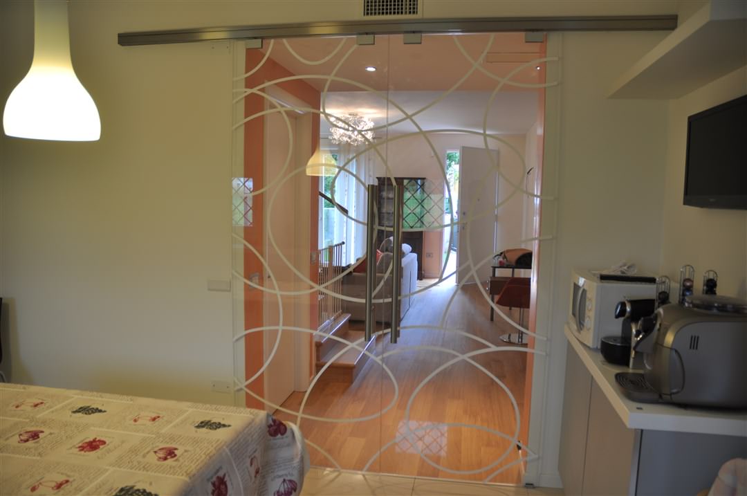 I05-Porta in vetro decorata