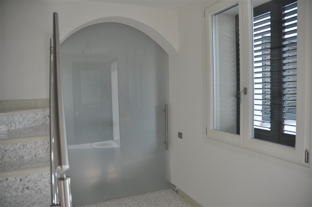 I12-Porta scorrevole in vetro satinato