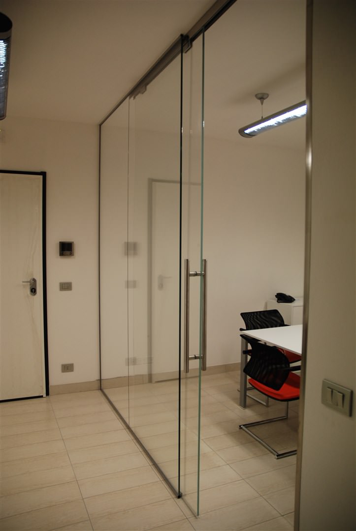 I29-Porta scorrevole con maniglione inox