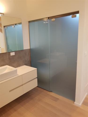 I07-Box doccia con lastre satinate