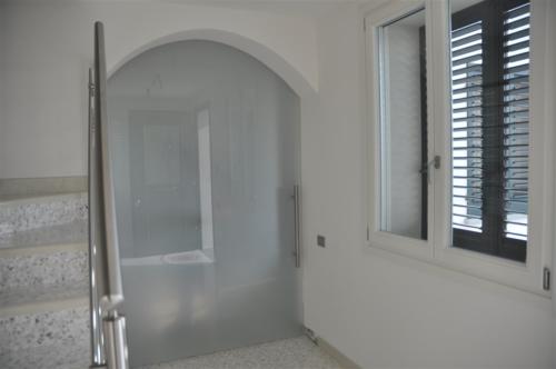I12-Porta scorrevole in vetro satinato