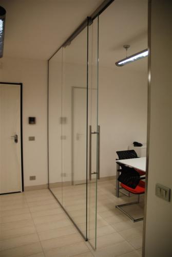 I29-Porta scorrevole con maniglione inox