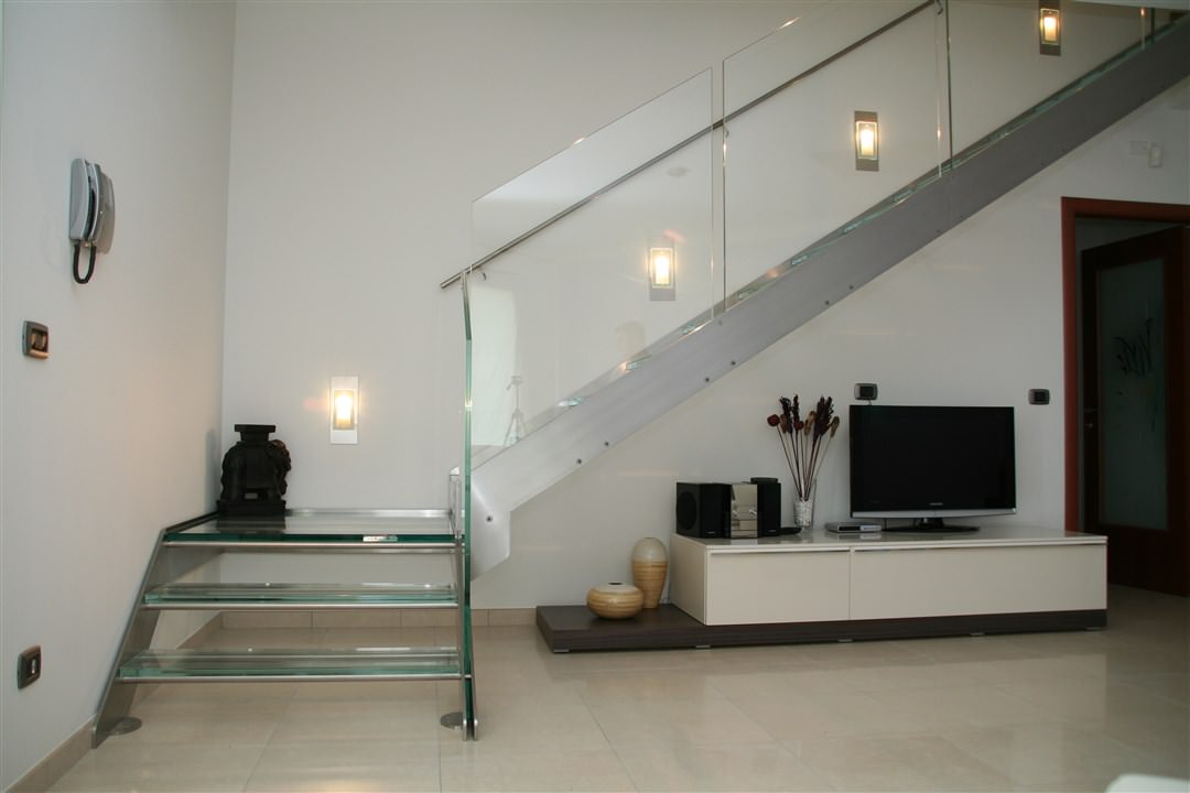 M10-Scala inox con gradini in vetro