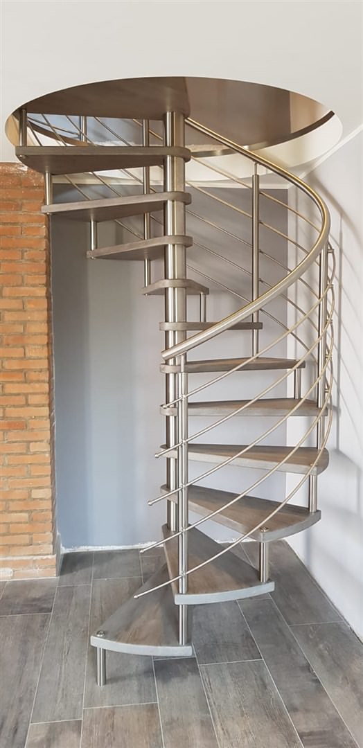 M27-Scala a chiocciola inox e gradini in legno