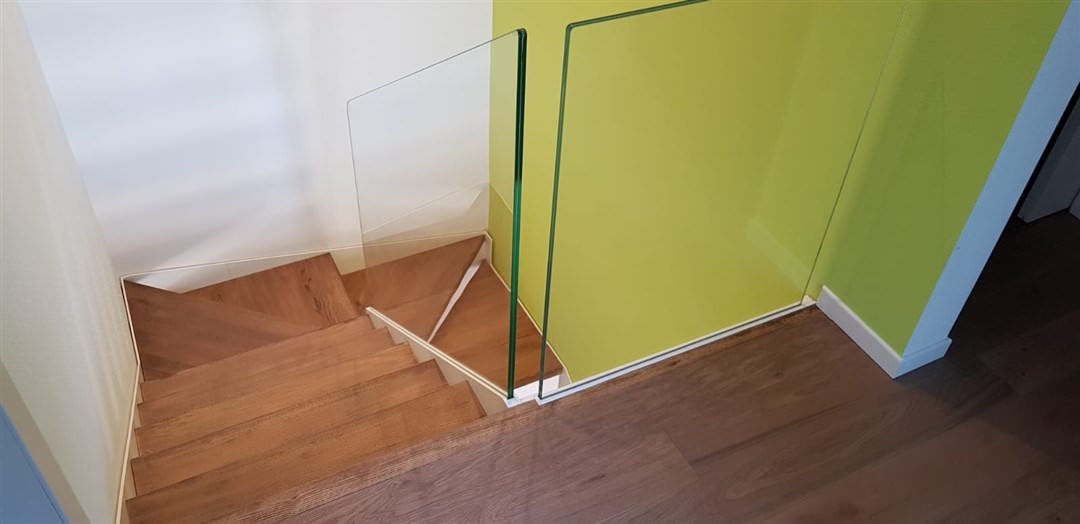 M30-Scala in legno e parapetto in vetro