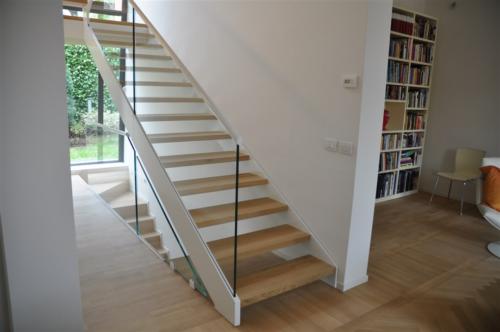 M05-Scala con gradini in legno