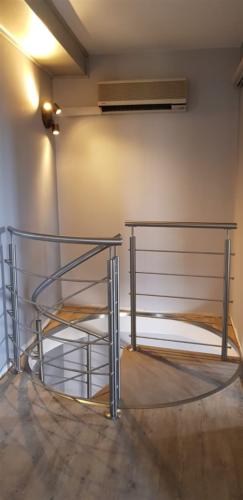 M28-Scala con parapetto inox