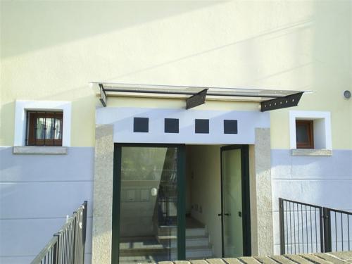 O20-Tettoia con struttura in ferro zincato